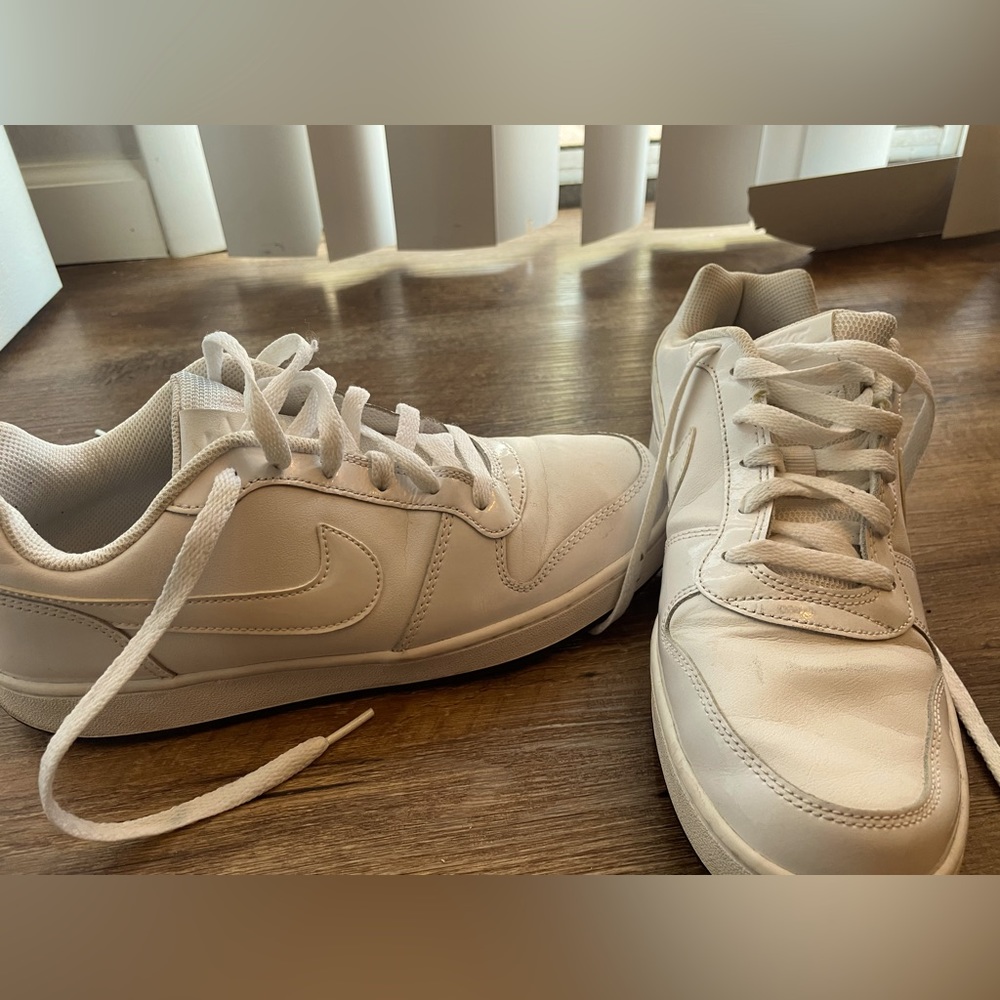 Nike sneakers white